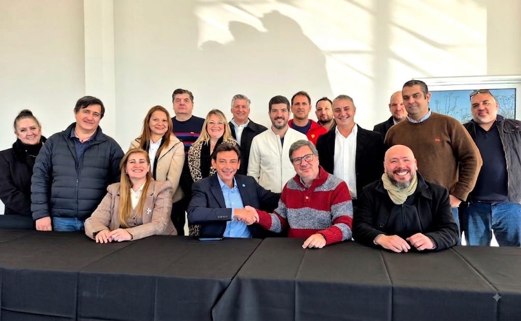 Fotografía grupal de integrantes de la Comisión Directiva de la Cámara